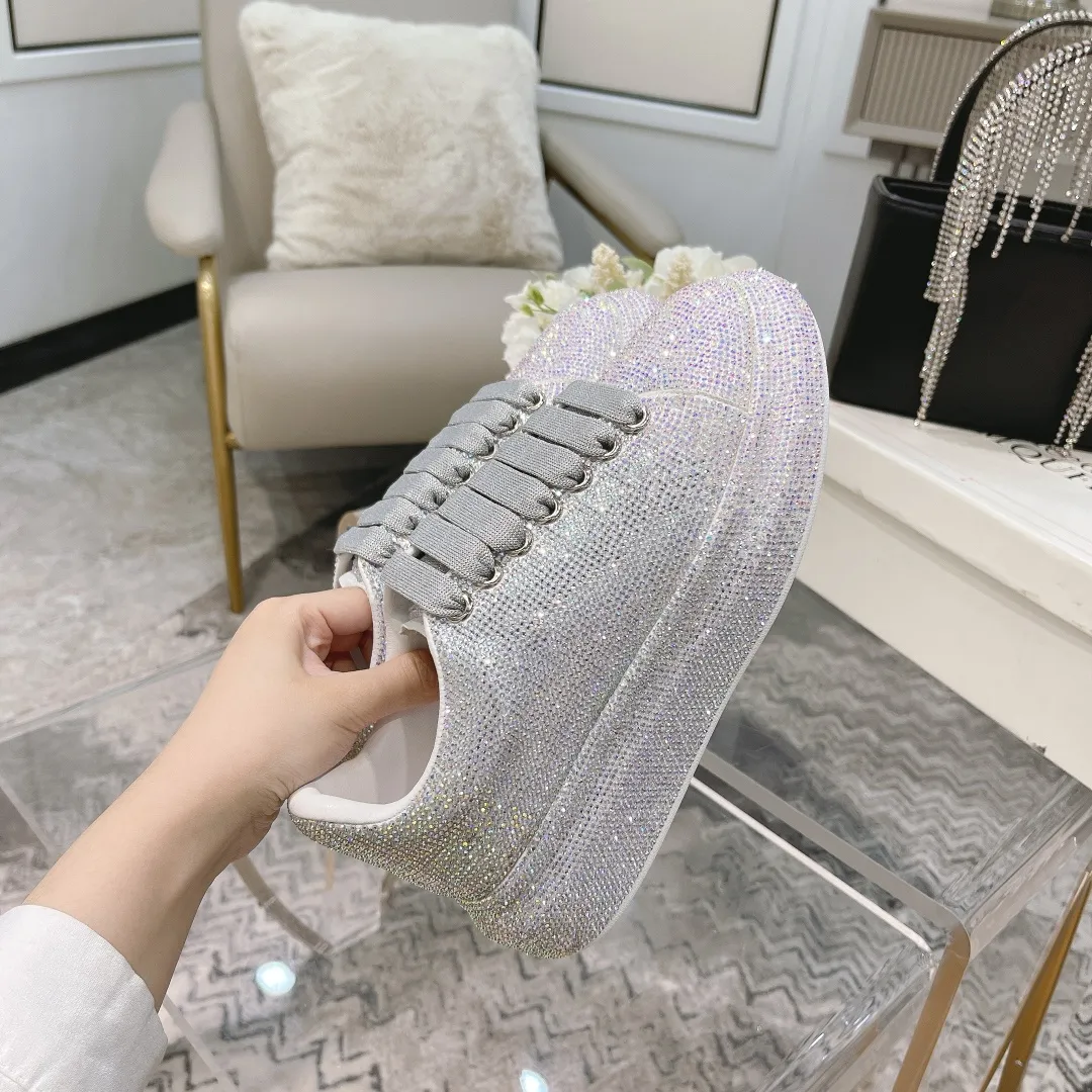 👟👟Ex-factory price 560👟👟 Men's size +10 2025SS McQueen crystal inlaid large and small diamond casual shoes counter original 1:1 production Fabric: imported silk velvet + imported Czech diamonds Lining: sheepskin lining Code number: 35-41 Male 39/44